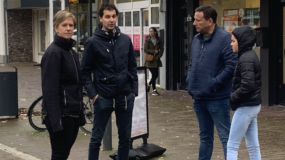 Linda Janssen (links) met een aantal varkenshouder die Marcel en Miriam Berkvens zaterdag kwamen steunen in Veghel