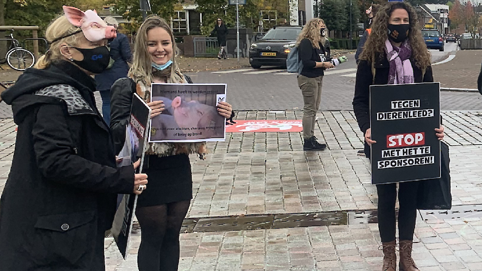 De activisten moesten op een paar honderd meter afstand staan van de winkel