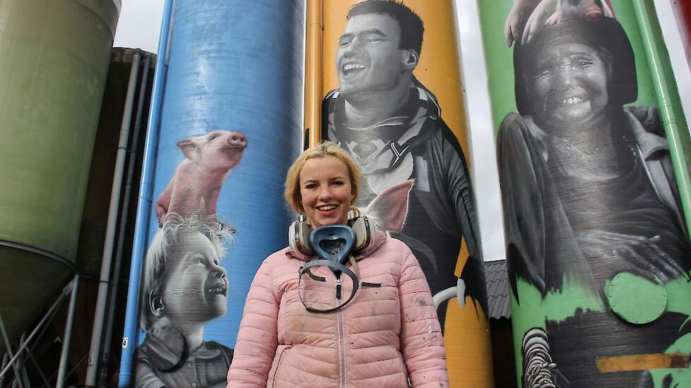 Mevrouw Meekes-Klein Gunnewiek, op de groene silo, genoot op haar 86-ste verjaardag van de Zwarte Cross. Haar portret is 'vanwege de rimpeltjes' het mooiste, volgens kunstenares Roos zelf.