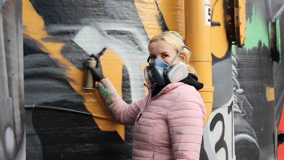 Roos is eind oktober bezig met de puntjes op de i. Getooid met een masker en een spuitbus werkt ze van donker naar licht.