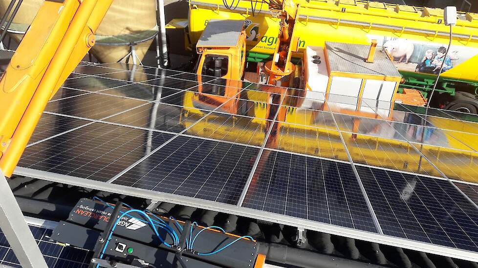 Doormiddel van onze hoogwerker kun het bedrijf ook de robot plaatsen en bedienen op zonnepanelen die aan de andere kant van de nok zijn geplaatst, tot een maximum van 12 meter zijdelings en tot een maximale hoogte van 17 meter.