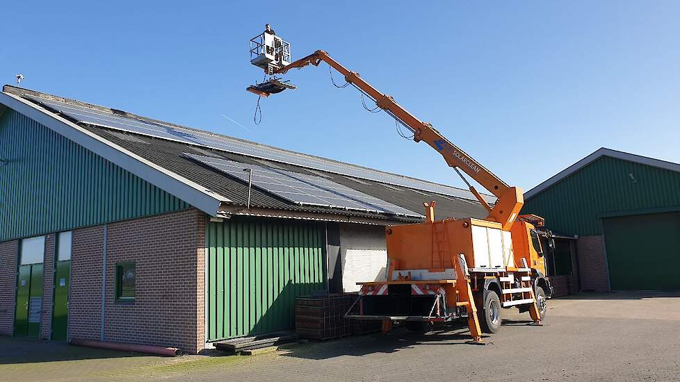 „Door onze 4x4 vrachtwagen hoogwerker met een beperkte afstempelbreedte van 3 mtr. kunnen wij op vrijwel iedere PV-installatie onze reinigingsrobot plaatsen ook als deze zonnepanelen gelegen zijn op een dakhelling aan een gras- of akkerland”, aldus Bongae