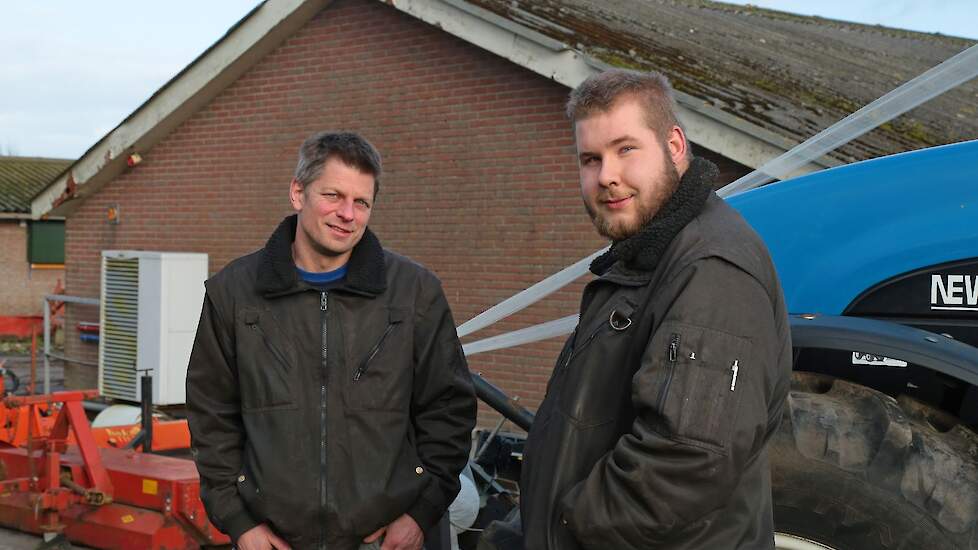 Rense (40, links op de foto) heeft naast de varkens en de akkerbouw een eigen loon- en mechanisatiebedrijf. Hij heeft daarom twee fulltime medewerkers in dienst: Brian Okken (22, rechts op foto) en Menno Geerlig (19).