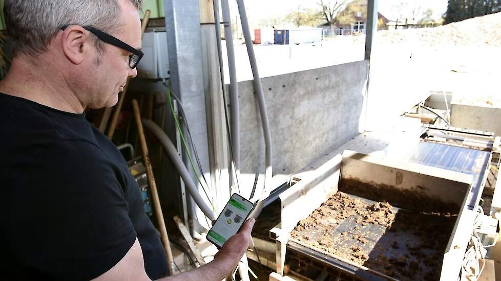 Tangelder heeft voor de rails met de tegels al het patent in Nederland. De Europese octrooiaanvraag is in behandeling. „Iemand zei al eens tegen mij: ‘je moet een patent hierop aanvragen. Dit mestsysteem kan weleens een oplossing zijn voor het ammoniakpro