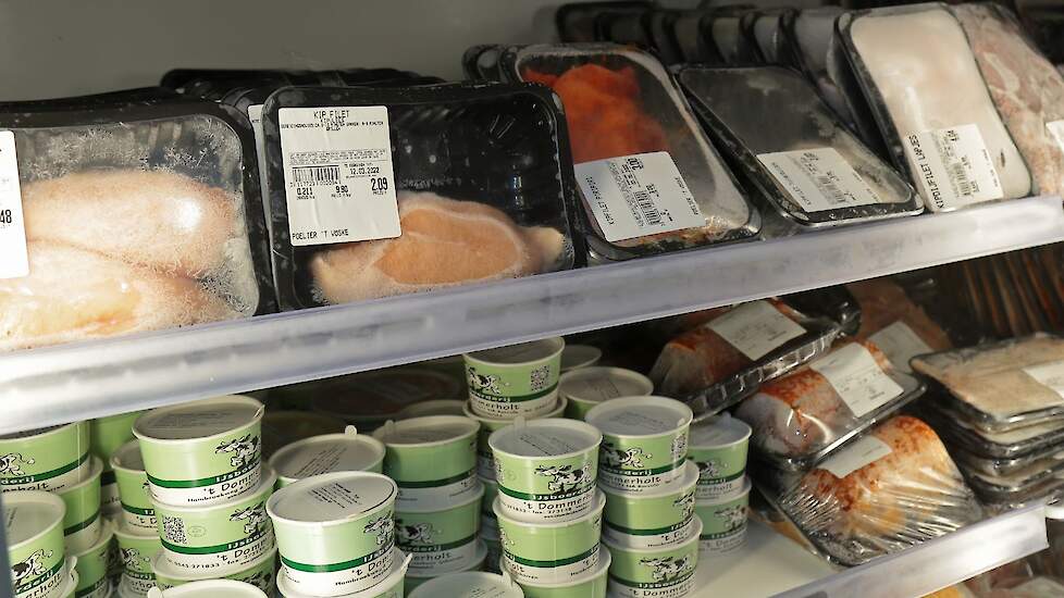 In de winkel liggen voornamelijk Achterhoekse producten. Zo is er naast eigen varkens-, en lamsvlees, ook rund-,en kippenvlees, eieren, kaas, zuivel, jam, ijs, chocolade, noten, chips, bakmeel en cadeaupakketten te krijgen.