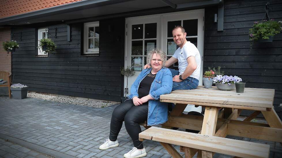 Sinds de start van de boerderijwinkel ligt ook vlees van hun eigen varkens in de schappen. Dat is vers. Gert: „Je proeft het in het vlees en daar komen de mensen ook voor terug in de winkel.” De varkenshouder illustreert: „Op woensdag worden onze varkens