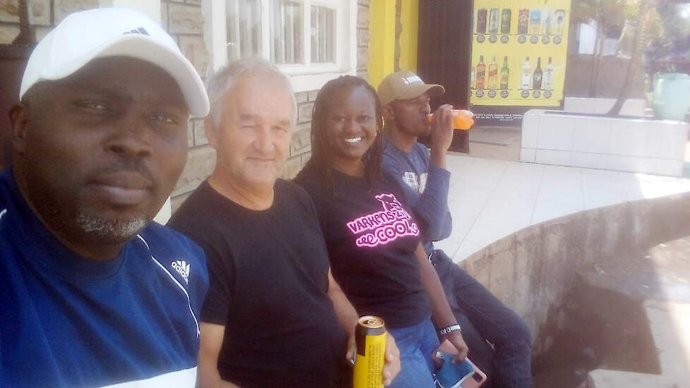 Links Gorden Grace de man van Irene, met het T shirts 'Varkens zijn Cool; is Irene Ayugi, de blanke ben ik dus en rechts is de zwager van Irene. Hij houdt mestkuikens