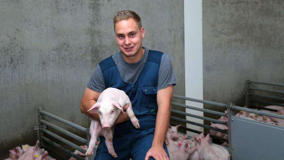 Rik van den Brand (22) uit Hoeven (NB) heeft samen met zijn vader 500 zeugen, 3.500 vleesvarkens op de thuislocatie en 1.650 vleesvarkens op een ander adres. Hij was zelf actief betrokken bij de ontwikkeling van het systeem omdat hij in 2019 stage liep bi