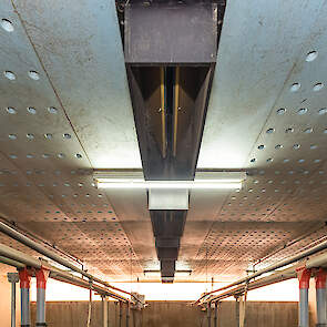 Via simpele ventielen valt de lucht in het gangpad. Daarnaast kan de verse lucht zich via het plafond over de afdelingen verdelen. De inkomende lucht komt via de zijgevel boven het plafond en wordt verder niet voorverwarmd of gekoeld.