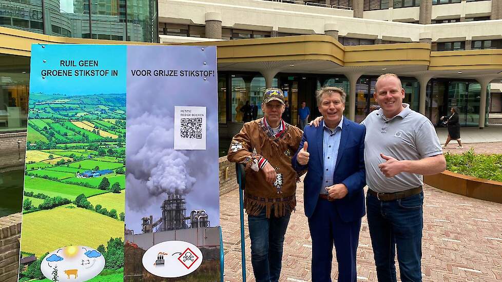 Sinds dinsdagochtend staan de twee agrariërs Henk Oonk uit Vragender (rechts) en Rutger van Lier (links) met een karretje voor de ingang van het Tweede Kamer gebouw in Den Haag. Dit om de aandacht van politici te vragen voor de stikstofplannen. LTO voorma