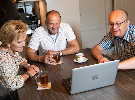 Manager Nutritie & Innovatie Erik Bruininx neemt de resultaten door met de familie Snelders.