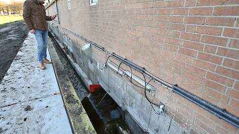 In de verdiepte goot naast de stal verzamelt het spoelwater van onder de roosters zich. De kleppen vroegen veel denkwerk. Ze moesten lucht- en waterdicht zijn en toch simpel te maken en te bedienen.