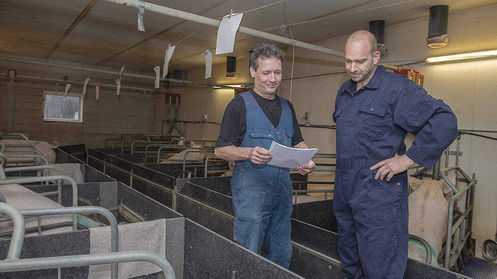 Wim Veldhuizen en Ronald Tibbe van De Heus bekijken gezamenlijk de resultaten die gerealiseerd zijn. De glimlach zegt genoeg...