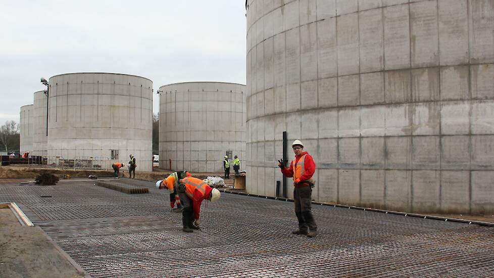 Hier komen nog ruimtes voor pompen en nog meer silo's.