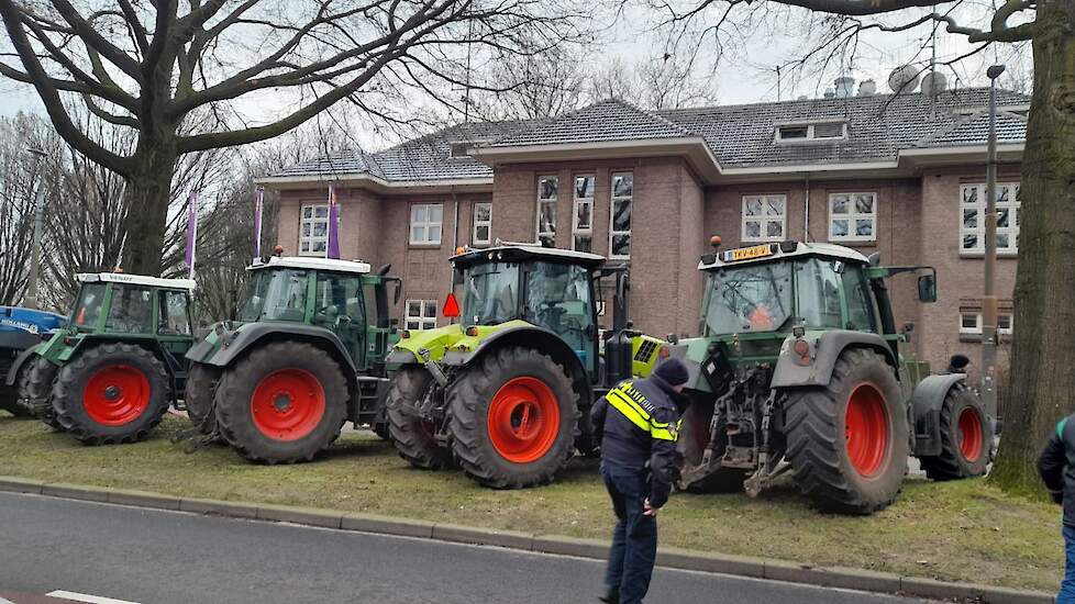 Zo'n dertig boeren verzamelden zich donderdag rond de middag bij het kantoor van Omroep Gelderland.