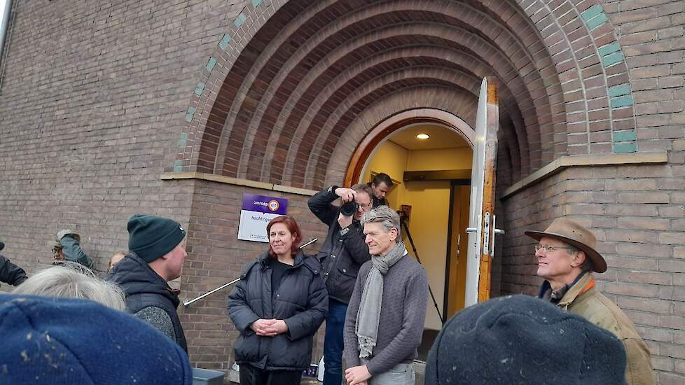 Hoofdredacteur Sandrina Hadderingh (links midden) en omroepdirecteur Guus van Kleef (rechts midden) luisteren naar de zorgen van de Gelderse veehouders.