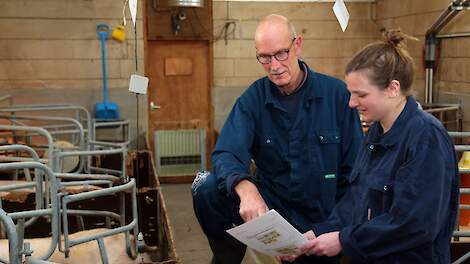 Bedrijfsleider Jan Scholten van De Grenshoeve en dierenarts Celine Jurjens, dierenartsenpraktijk De Oosthof, bespreken de resultaten van de biestscore.