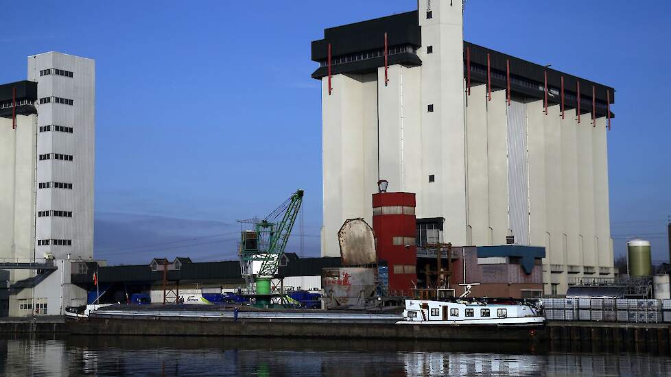 Grondstoffen zijn per boot aangevoerde bulkproducten. Dit transport vraagt tijd waardoor niet direct andere producten beschikbaar zijn. De komende maanden komt er meer uit Zuid- en Noord-Amerika.