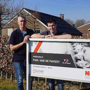 Frank van de Pavert (links) zette in 2011 als één van de eerste subfokkers in Nederland in op de hoogste gezondheidsstatus. Zoon Tom (rechts) neemt op termijn het stokje over.