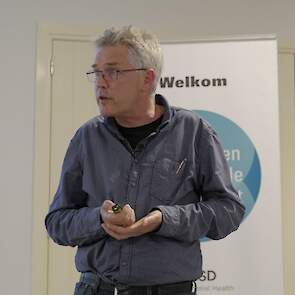 Programmadirecteur Alfred van Lenthe van CoViVa gaf uitleg over het Nationale PRRS-plan.