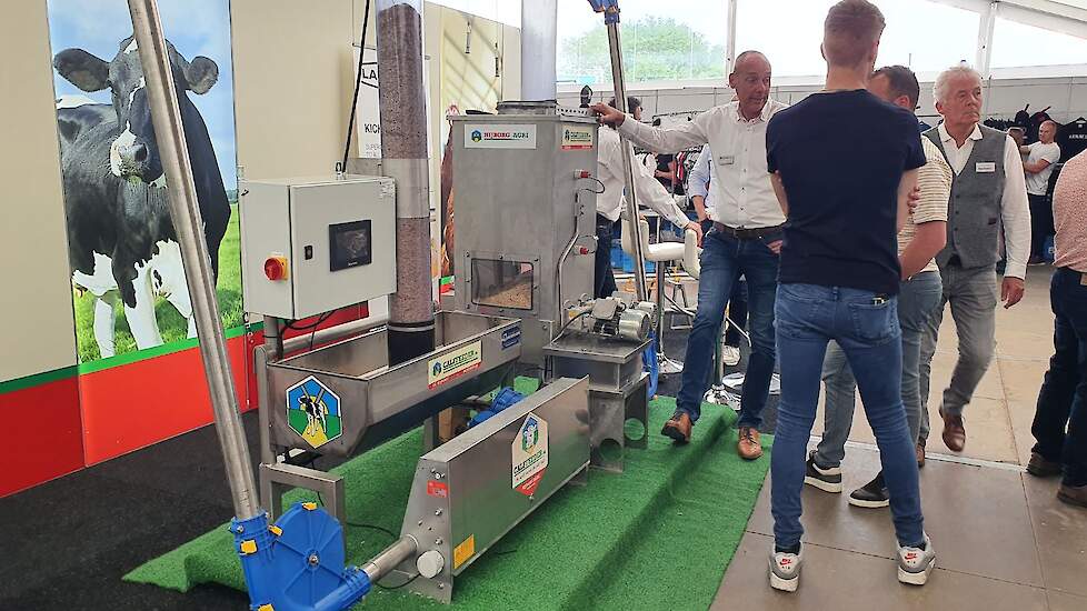 Ook Nijborg Agri uit Renswoude (UT) staat op de intensieve veehouderijbeurs met een automatisch voersysteem voor de kalverhouderij.