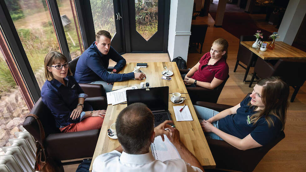 Pig Business redacteur Henk Wassink in gesprek met drie jonge varkensartsen Celine Jurjens, Teus van Alphen, Lisanne Thijssen en Hipra-dierenarts Josine Beek over aanpak en vragen rond het lastige PRRS.