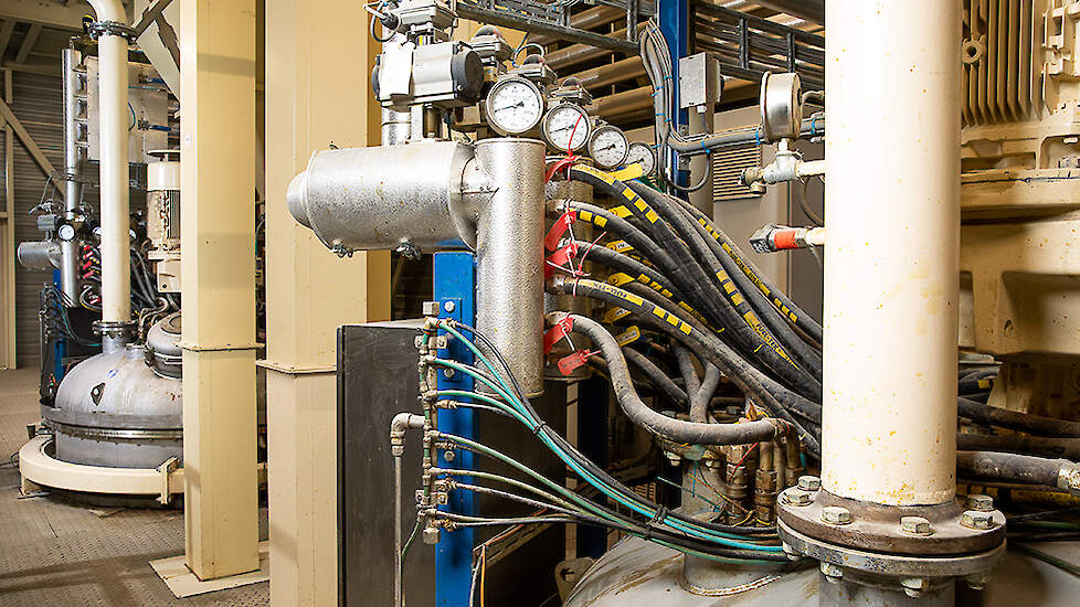 Het toevoegen van enzymen, ter ondersteuning van de voorvertering van grondstoffen, en enzymen, die mineralen beter beschikbaar maken, komt zeer nauwkeurig. Deze producten dienen zeer nauwkeurig gedoseerd te worden. We voeren regelmatig testen uit om te c