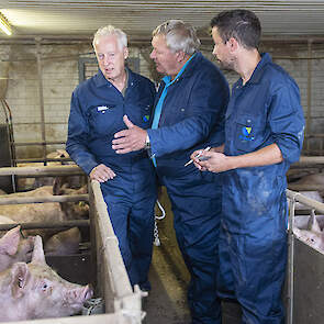 Voorafgaand aan een Bedrijfs-scan wordt eerst contact opgenomen met de eigen praktiserend dierenarts van het bedrijf. Daarbij wordt overlegd of er misschien specifieke veterinaire zaken spelen op het bedrijf. In dit geval maken Ken, Godfried en varkenshou