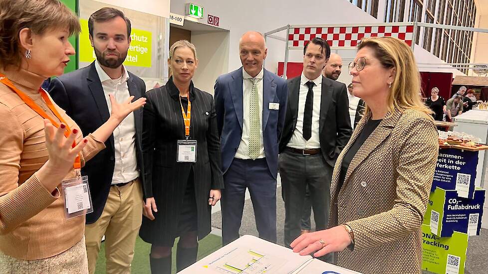 Van links naar rechts: Gemma Willemse (Nederlandse Dierenbescherming), Vincent Bolwerk (Deloitte), Susanne Maasen (Nederlandse Dierenbescherming), Dr. Bert Urlings (Vion), Leon Cuypers (Vion) en Minister van der Wal.