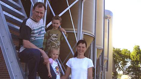 William en Maria van Dinther met de kinderen.