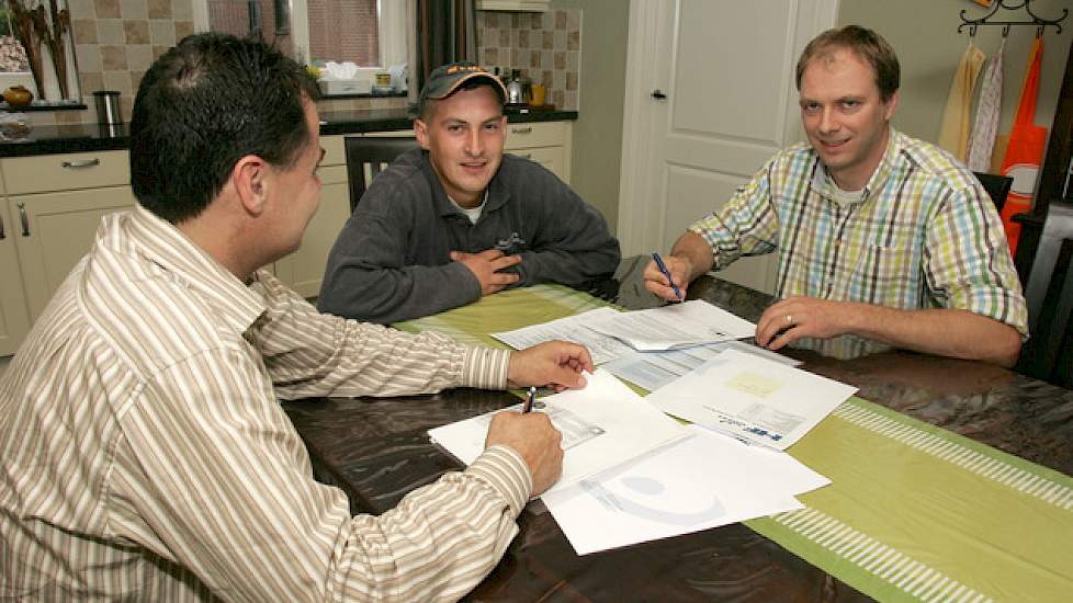 Gerard van Heugten (rechts) is contactpersoon voor Poolse werknemers en varkenshouders.