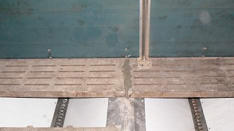 De hellingshoek van de zijwanden van de mestpan bedraagt 45 graden. Het materiaal is van pvc. Onderin de goot bevinden zich twee lagen geperforeerd materiaal en een spiraalvormige vijzel.