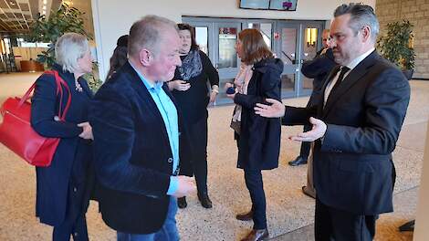 Voorzitter John Spithoven van Stichting Stikstofclaim in gesprek met advocaat Robert van de Broek.
