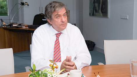Volgens Cees Veerman moet de boer niet de supermarkt als de vijand zien, maar als vriend. De supermarkt is volgens hem een onmisbare schakel voor het bereiken van de consument.
