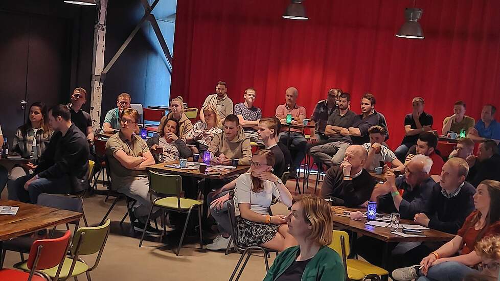 Een goed gevulde zaal met varkenshouders.