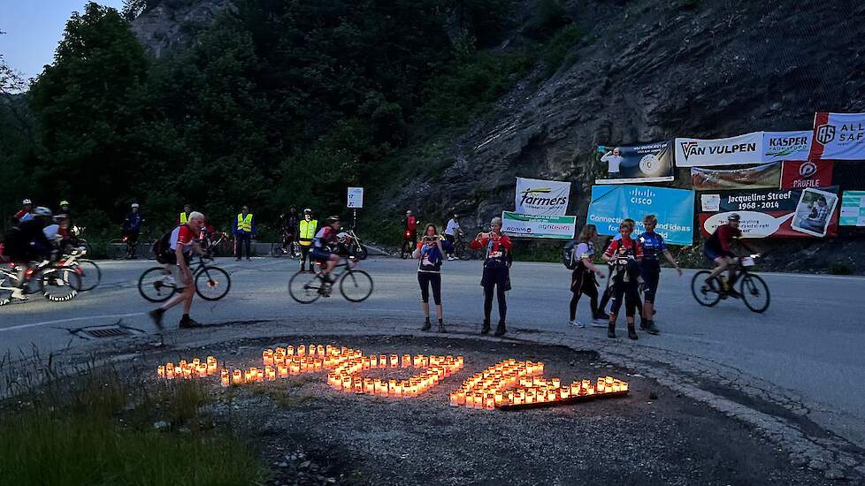 Op de berg staan honderden kaarsen om te herdenken of kracht te geven. Vrijwilligers steken die in de nacht aan wat er prachtig uitziet bij het afdalen of beklimmen van de berg. Op de bergwanden hangen banners van sponsoren of persoonlijke boodschappen.