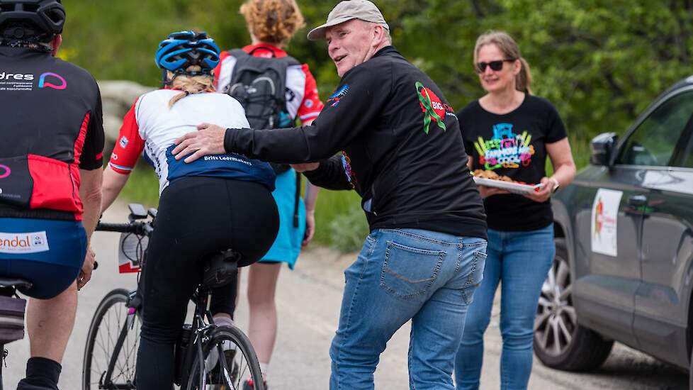 Harold Korsten, voorzitter BIG Challenge, geeft een fietser een Hermannetje. Een duwtje genoemd naar Herman Houweling de oprichter van BIG Challenge die in 2010 aan kanker overleed. In 2009 was hij al zo ziek dat hij af en toe een duwtje in de rug nodig h