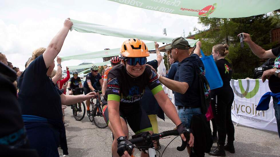 Deelnemers van team Bike2Fight fietsten in 10 dagen vanuit Nederland naar Frankrijk en kwamen dinsdagmiddag in Alpe d'Huez aan. Een bijzondere prestatie; een aantal deelnemers lijdt zelf aan kanker. „Een emotionele maar prachtige ervaring", zegt Iveke van