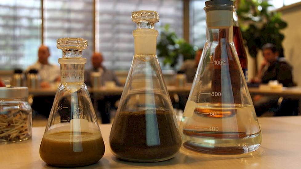 Na verwerking blijft er van het kadaver 70 procent water, 20 procent meel en 10 procent vet over.