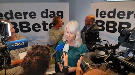 Vera Bergkamp (links).