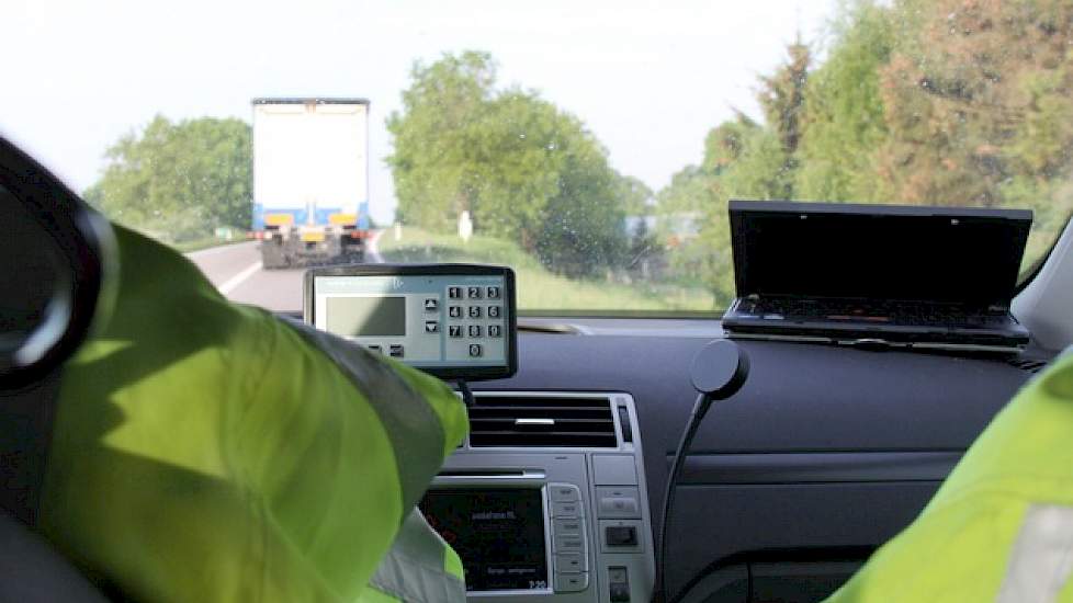De controleur van de NVWA houden een dierentransport in de gaten.