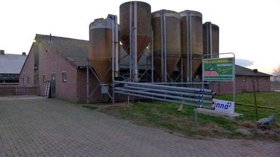 Dit bestaande varkensbedrijf hebben ze bijna een jaar geleden gekocht. De vleesvarkensstal is naast de bestaande gespeende biggenstal gebouwd. Aan de overkant van de weg staan de zeugen en is het woonhuis. Het bedrijf telt ongeveer 400 zeugen.