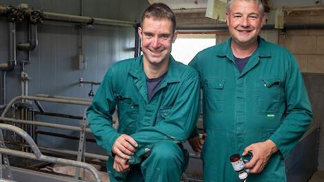 Bedrijfsleider Ramon Katoele van  De Schanshoeve en varkensdierenarts  Arjan Schuttert van De Oosthof
