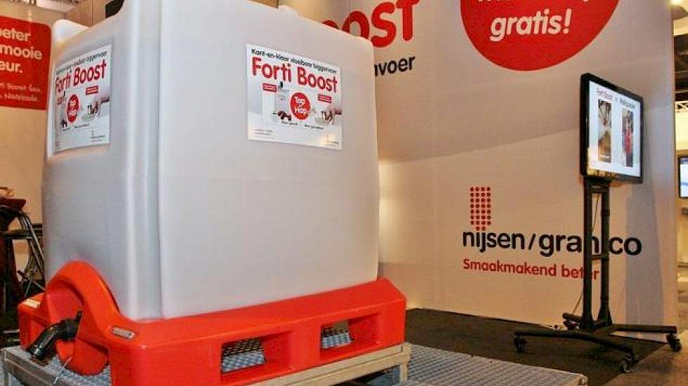 Een vol vat Forti Boost in de stand van Nijsen/Granico. Vernieuwd onderzoek van de voerfabrikant toont aan dat Forti Boost voor een gewichtstoename van 1,5 kg zorgt aan het einde van de biggenbatterij. Het mengsel moet vanaf ongeveer de vijfde levensdag t