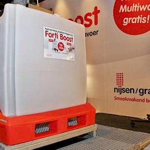 Een vol vat Forti Boost in de stand van Nijsen/Granico. Vernieuwd onderzoek van de voerfabrikant toont aan dat Forti Boost voor een gewichtstoename van 1,5 kg zorgt aan het einde van de biggenbatterij. Het mengsel moet vanaf ongeveer de vijfde levensdag t