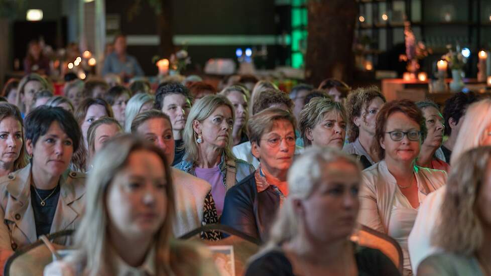 „Indrukwekkend verhaal wat ons kracht geeft om ook negatieve zaken om te zetten in positiviteit. Ik vond het geweldig dat er zoveel vrouwen waren die de agrarische sector een warm hart toedragen. Ook wij mogen ons laten horen en van het erf afkomen om ons