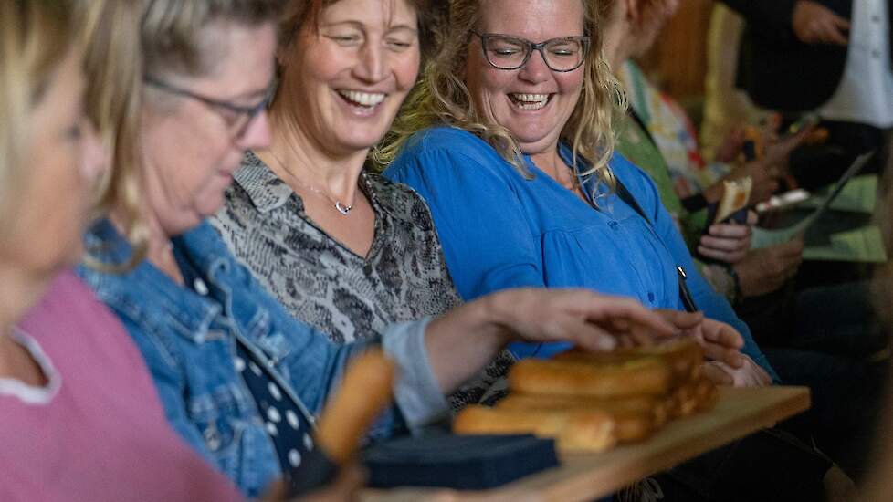 Voordat er aan de workshop begonnen kon worden werden er Brabantse worstenbroodjes uitgedeeld, zodat iedereen met een gevulde maag van start kon!