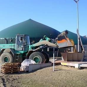 In Gladau staan drie biogasinstallaties. Straathof is er enthousiast over. Met de restwarmte verwarmt hij de biggenbatterij. Bovendien zorgt het volgens hem voor een opwaardering van de mest. „Het zorgt voor homogemene mest en we kunnen de zeugenmest waar