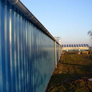 Waar je ook komt. Alle bedrijven van Straathof hebben aan de buitenkant dezelfde blauwe kleur. De kleur is een persoonlijke favoriet van de Nederlander. „Ik vind dit een mooie kleur”, verklaart hij.