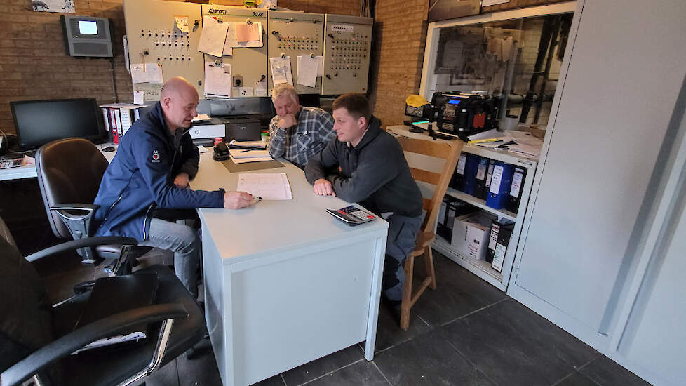 Specialist varkens André Kamp met varkenshouders Johan en Martijn Vorkink.